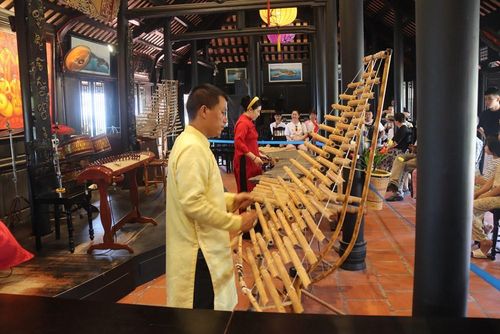 Biểu diễn đàn phục vụ du khách tại danh thắng Hòn Chồng