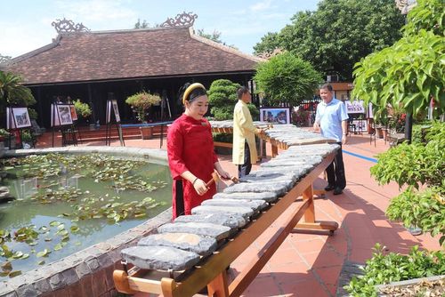 Diễn tấu Bộ đàn đá 54 thanh của nhà sưu tầm Nguyễn Xuân Quang
