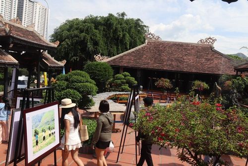 Du khách tham quan không gian văn hóa Hòn Chồng