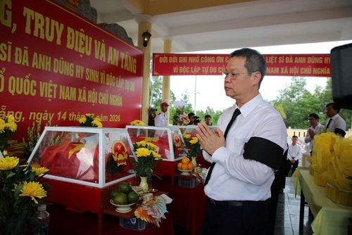 Các đại biểu đã dâng hoa, dâng hương, dành phút mặc niệm tưởng nhớ các Anh hùng liệt sĩ đã anh dũng chiến đấu, hy sinh vì sự nghiệp giải phóng dân tộc, bảo vệ Tổ quốc