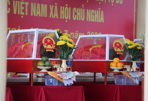 "Dù quê hương các đồng chí ở đâu trên dải đất hình chữ S, từ hôm nay, TP. Đà Nẵng xin được đón các đồng chí về yên nghỉ tại Nghĩa trang liệt sĩ Hà Nha - nơi đồng chí, đồng đội và nhân dân sẽ đời đời hương khói, chăm nom với tất cả lòng thành kính và biết ơn", ông Tuấn nói