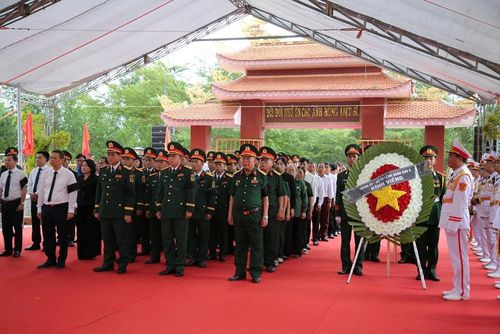 Buổi lễ diễn ra trong không khí trang nghiêm với sự tham dự của Trung tướng Lê Ngọc Hải, Ủy viên Trung ương Đảng, Tư lệnh Quân khu 5; Chủ tịch UBND TP. Đà Nẵng Nguyễn Mạnh Hùng cùng lãnh đạo thành phố, đại diện các sở, ban, ngành, lực lượng vũ trang, cựu chiến binh và đông đảo nhân dân địa phương