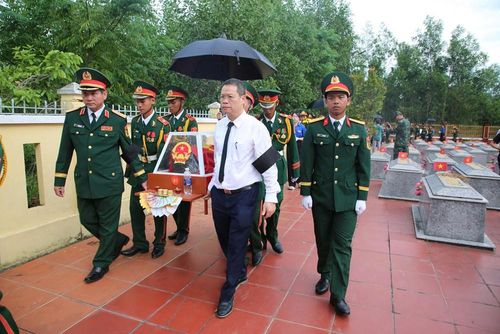 Trong quá trình tìm kiếm, lực lượng chức năng còn phát hiện nhiều di vật gắn liền với cuộc sống và chiến đấu của các liệt sĩ như lược, lọ dầu gió, ca ăn cơm, bình tông, dép cao su, võng, tăng cùng nhiều vật dụng khác