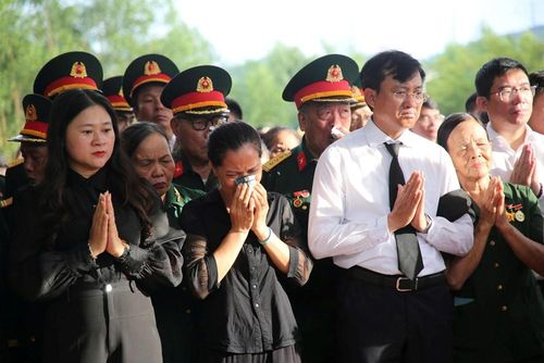 Nhiều cựu chiến binh, đại biểu, người dân không giấu được xúc động trong lễ truy điệu, tiễn đưa 5 liệt sĩ về nơi an nghỉ