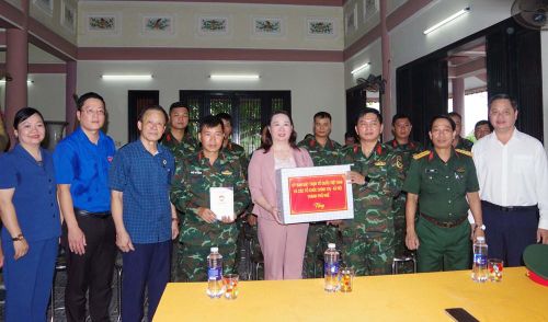 Bà Nguyễn Thị Ái Vân - Phó Chủ tịch Thường trực Ủy ban MTTQ Việt Nam TP. Huế cùng các tổ chức chính trị - xã hội thăm hỏi Đội 192 đang thực hiện nhiệm vụ Chiến dịch "500 ngày đêm". Ảnh: Q.Đ