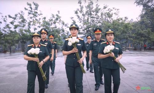 Hình ảnh Đoàn Văn công Quân khu 1 viếng nghĩa trang liệt sĩ ghi hình trong MV "Miền xa thẳm". Ảnh: Báo QĐND