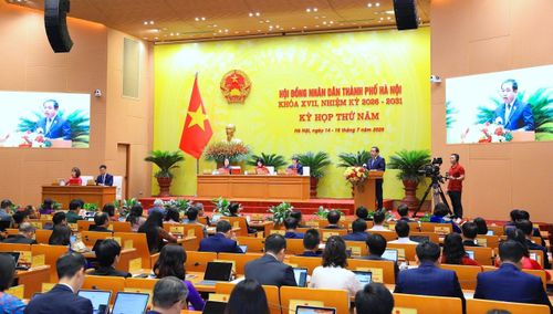  Sáng 14/7/2026, HĐND thành phố Hà Nội khóa XVII khai mạc Kỳ họp thứ năm để xem xét nhiều nội dung quan trọng thuộc các nhóm: Nghị quyết chung của kỳ họp; nhóm nghị quyết quy định nội dung chi, mức chi, chính sách hỗ trợ thuộc thẩm quyền; nhóm lĩnh vực kinh tế - ngân sách; nhóm lĩnh vực pháp chế; nhóm lĩnh vực khoa học, công nghệ và môi trường; nhóm lĩnh vực đô thị. Ảnh: Trung Nguyên - TTXVN 