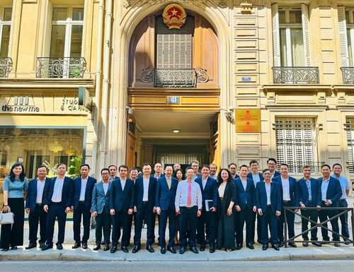 Đoàn công tác Vinachem gặp gỡ, làm việc, chụp ảnh lưu niệm cùng các cán bộ Đại sứ quán Việt Nam tại Pháp