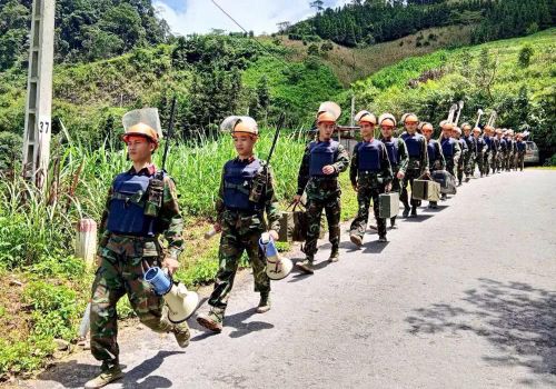 Đội rà phá bom mìn thuộc Sư đoàn 316 hành quân đi rà phá bom mìn, vật nổ tại các thôn biên giới xã Bạch Đích, tỉnh Tuyên Quang.