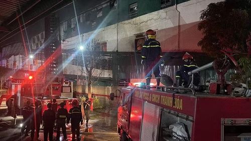 Lực lượng chuyên nghiệp cùng phương tiện tham gia chữa cháy.