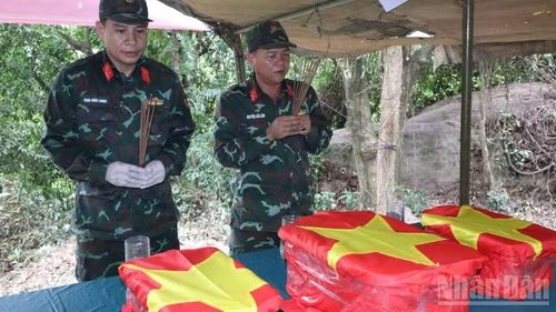 Ba hài cốt liệt sĩ đầu tiên được tìm thấy dưới hang Đá Sập.