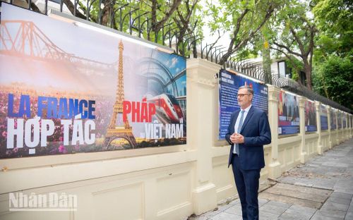 Phóng viên: Năm 2023 đánh dấu năm đầu tiên hành trình công tác của ông trên cương vị là Đại sứ Cộng hòa Pháp tại Việt Nam và cũng là một cột mốc đặc biệt trong quan hệ ngoại giao Việt Nam-Pháp với nhiều thành tựu quan trọng, chủ yếu tập trung vào việc củng cố và làm sâu sắc hơn mối quan hệ Đối tác chiến lược. Năm 2024 hai nước đã chính thức thống nhất nâng cấp quan hệ lên tầm Đối tác chiến lược toàn diện. Đây là bước tiến vượt bậc, khẳng định vị thế của Pháp là đối tác đặc biệt của Việt Nam tại châu Âu và thế giới. Đại sứ đánh giá như thế nào về quan hệ song phương giữa Việt Nam và Pháp trong 3 năm qua?
