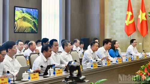 Ban Thường vụ Tỉnh ủy Lào Cai tham dự cuộc làm việc. (Ảnh: THANH GIANG) 