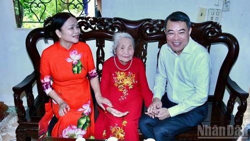 Thủ tướng Lê Minh Hưng ân cần hỏi thăm sức khỏe, cuộc sống của bà Trần Thị Vinh cùng gia đình. (Ảnh: THANH GIANG)
