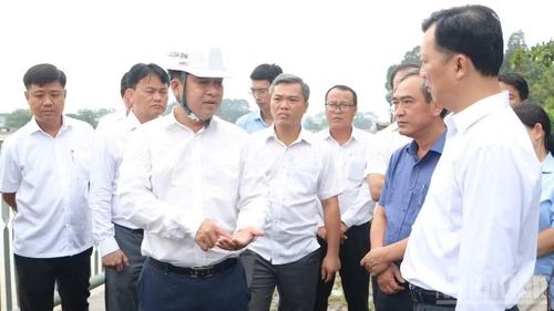 Phó Chủ tịch Ủy ban nhân dân thành phố Đồng Nai Hồ Văn Hà (đội mũ bảo hộ) kiểm tra công tác giải phóng mặt bằng và tiến độ thực hiện dự án đường ven sông Cái.