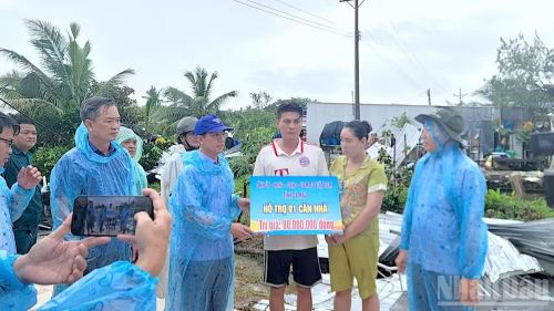 Phó Bí thư Tỉnh ủy, Chủ tịch Ủy ban Mặt trận Tổ quốc Việt Nam tỉnh Cà Mau Hồ Thanh Thủy (thứ 4 từ phải qua) trao hỗ trợ bước đầu cho hộ dân bị ảnh hưởng bởi thiên tai.