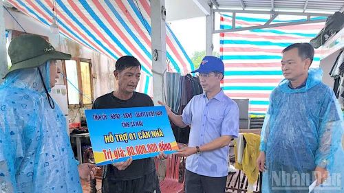 Phó Bí thư Tỉnh ủy, Chủ tịch Ủy ban Mặt trận Tổ quốc Việt Nam tỉnh Cà Mau Hồ Thanh Thủy (thứ 2 từ phải qua) trao hỗ trợ bước đầu cho hộ dân bị ảnh hưởng bởi thiên tai trên địa bàn xã Khánh Bình.