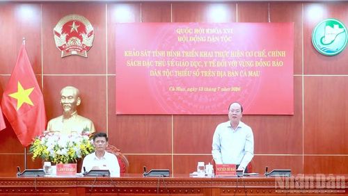 Đồng chí Nguyễn Hồ Hải, Ủy viên Trung ương Đảng, Bí thư Tỉnh ủy Cà Mau (bên phải) phát biểu tiếp thu ý kiến tại buổi làm việc với Đoàn công tác của Hội đồng Dân tộc của Quốc hội.