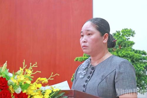 Bà Nguyễn Thu Tư, Giám đốc Sở Dân tộc và Tôn giáo tỉnh Cà Mau báo cáo tình hình thực hiện chính sách về y tế, giáo dục trong vùng đồng bào dân tộc thiểu số tại Cà Mau.