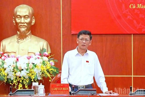 Đồng chí Lâm Văn Mẫn, Ủy viên Trung ương Đảng, Chủ tịch Hội đồng Dân tộc của Quốc hội phát biểu tại buổi làm việc với lãnh đạo tỉnh Cà Mau.