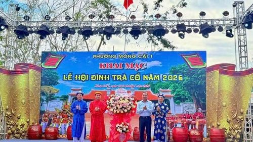 Lãnh đạo Sở Văn hóa, Thể thao và Du lịch tỉnh Quảng Ninh tặng hoa chúc mừng Ban tổ chức lễ hội.