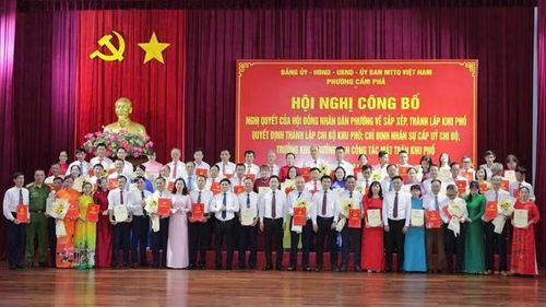 Phường Cẩm Phả công bố Nghị quyết của Hội đồng nhân dân phường về sắp xếp, thành lập khu phố trên địa bàn.