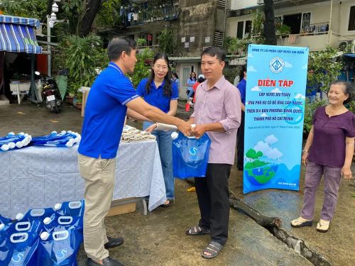 Diễn tập xử lý sự cố mất nước tại cư xá Thanh Đa.