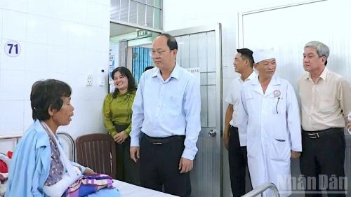 Đồng chí Nguyễn Hồ Hải, Ủy viên Trung ương Đảng, Bí thư Tỉnh ủy Cà Mau (đứng giữa) đến tận giường bệnh thăm hỏi bà Nguyễn Thị Bình đang điều trị tại Bệnh viện đa khoa tỉnh.