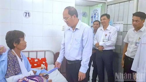Bí thư Tỉnh ủy Cà Mau Nguyễn Hồ Hải (thứ 2 từ trái qua) trao quà động viên bà Nguyễn Thị Bình và gia đình vượt qua khó khăn sau thiên tai.