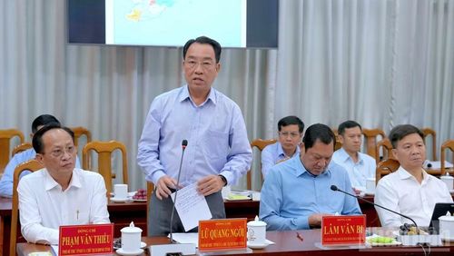 Phó Bí thư Tỉnh ủy, Chủ tịch Ủy ban nhân dân tỉnh Cà Mau Lữ Quang Ngời phát biểu ý kiến liên quan một số đề xuất, kiến nghị của Cà Mau đối với Chính phủ nhằm gỡ khó cho tỉnh.
