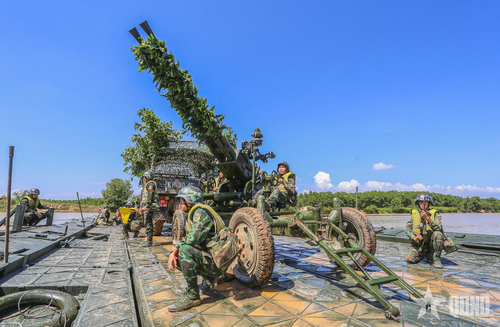 Bảo vệ bến vượt sông trong diễn tập.
