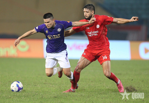 Paulinho Martin (phải) là chốt chặn tin cậy của Thể Công - Viettel.