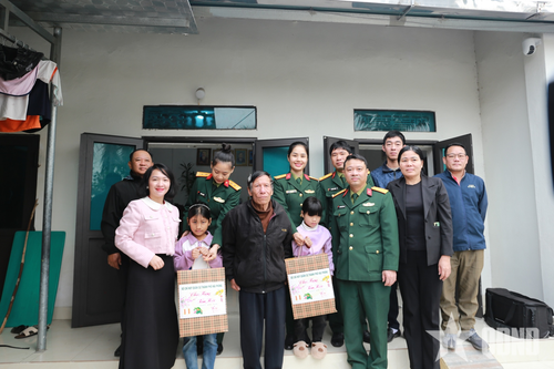 Hội Phụ nữ Cơ quan Bộ CHQS TP Hải Phòng thăm, tặng quà cho các cháu trong chương trình “Mẹ đỡ đầu” nhân dịp Tết Nguyên đán 2026 tại xã Lạc Phượng.