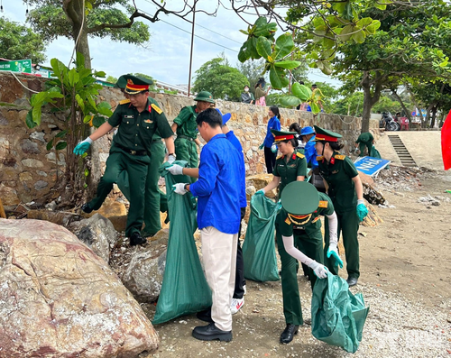 Hội Phụ nữ Cơ quan Bộ CHQS TP Hải Phòng tham gia cùng các đoàn thể địa phương dọn rác khu vực bãi biển phường Đồ Sơn.
