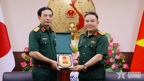 Đại tướng Phan Văn Giang trao quà tặng Đại tá Nguyễn Thái Sơn, Tùy viên Quốc phòng Việt Nam tại Nhật Bản.