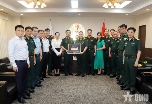Đại tướng Phan Văn Giang và đoàn cùng cán bộ, sĩ quan Văn phòng Tùy viên Quốc phòng Việt Nam tại Nhật Bản.