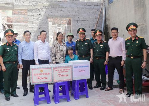 Đoàn công tác trao quà tặng gia đình bà Đỗ Thị Định. 
