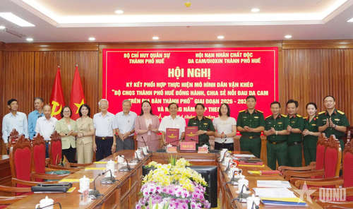 Lãnh đạo Bộ CHQS TP Huế và Hội nạn nhân chất độc da cam/dioxin TP Huế ký kết chương trình phối hợp.