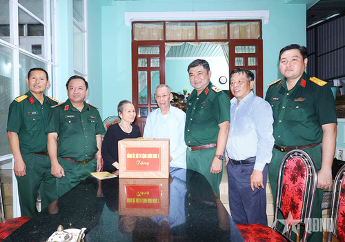 Đoàn công tác thăm, tặng quà gia đình chính sách tại Côn Đảo. 