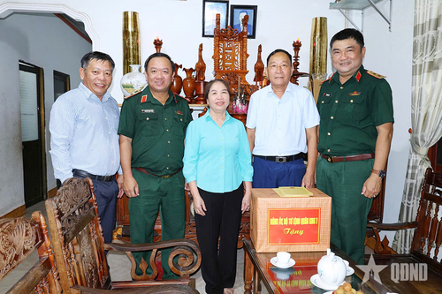 Trung tướng Lê Xuân Thế và đoàn công tác tặng quà thương binh trên địa bàn đặc khu Côn Đảo. 