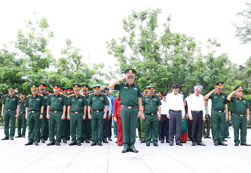 Đoàn công tác và lãnh đạo địa phương tưởng niệm các anh hùng liệt sĩ.
