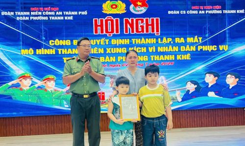 Lãnh đạo Công an phường Thanh Khê trao giấy khai sinh cho cháu Lê Thanh Huy.