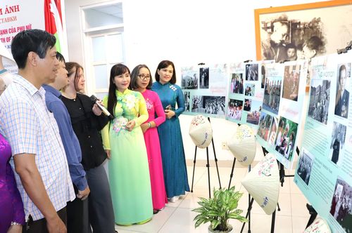  Bà Palina Karpava, Phó Tổng Lãnh sự Belarus tại TPHCM giới thiệu hình ảnh phụ nữ Belarus đến phụ nữ TPHCM. Ảnh: THÁI PHƯƠNG 