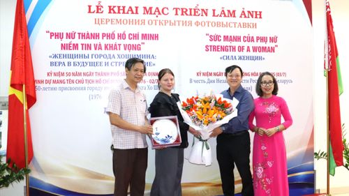  Phường Bình Thạnh tặng bó hoa hướng dương làm từ kẽm nhung đến bà Palina Karpava. Ảnh: THÁI PHƯƠNG 