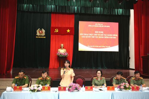  Đại diện các phòng nghiệp vụ Công an TPHCM giải đáp các ý kiến tại hội nghị 