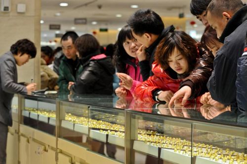 Người dân Trung Quốc đi mua vàng. Ảnh: SCMP