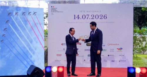  Phó Chủ tịch UBND TPHCM Bùi Minh Thạnh chúc mừng Tổng Lãnh sự Pháp tại TPHCM Etienne Ranaivoson. Ảnh: ĐỖ VĂN 