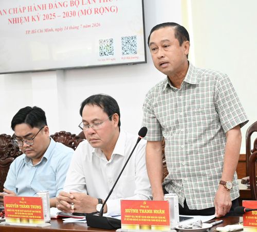  Phó Chủ tịch HĐND TPHCM Huỳnh Thanh Nhân thảo luận tại hội nghị. Ảnh: VIỆT DŨNG 