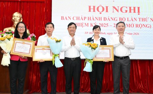  Đồng chí Võ Văn Minh cùng đồng chí Dương Anh Đức trao Bằng khen của Ban Thường vụ Thành ủy cho các cá nhân. Ảnh: VIỆT DŨNG 