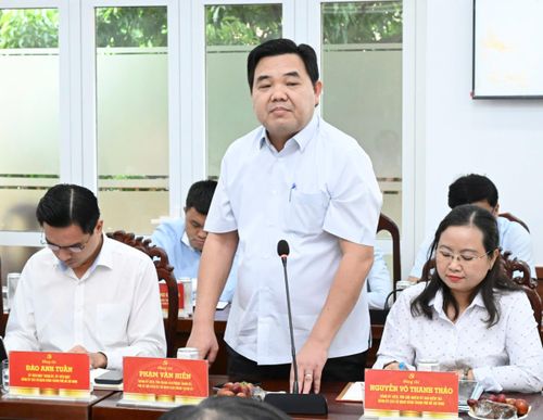  Phó Chánh Văn phòng Thành ủy TPHCM Phạm Văn Hiền nêu ý kiến. Ảnh: VIỆT DŨNG 